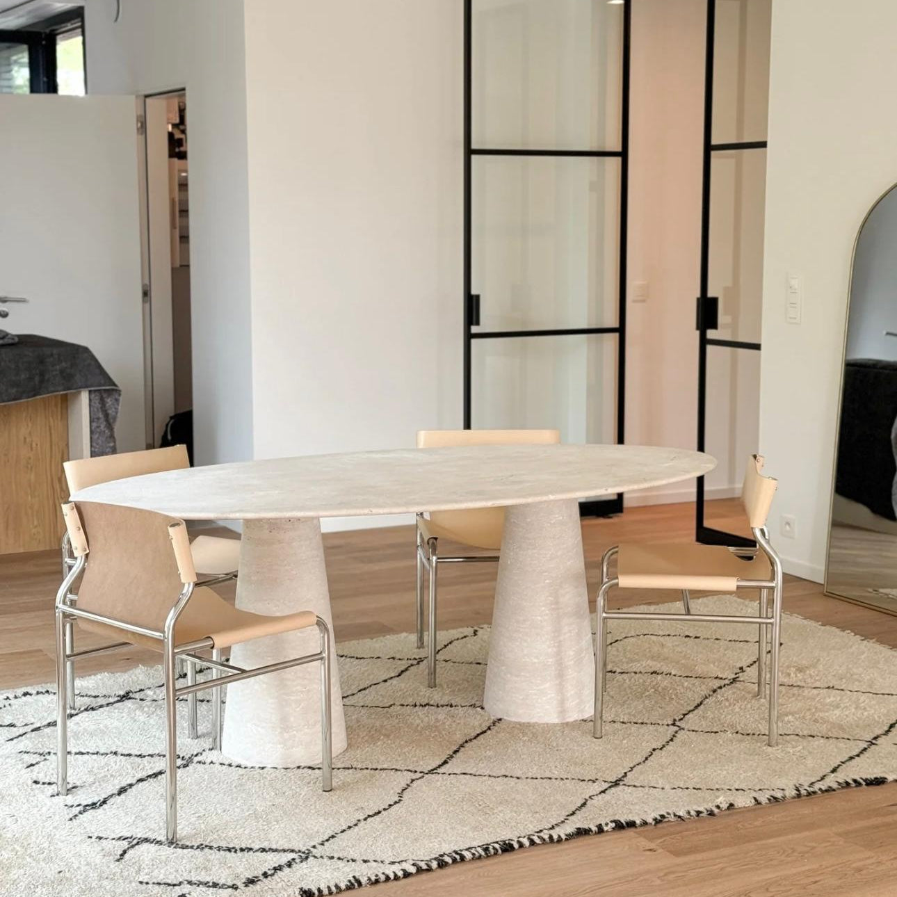 Table à manger ovale Travertin pied cône