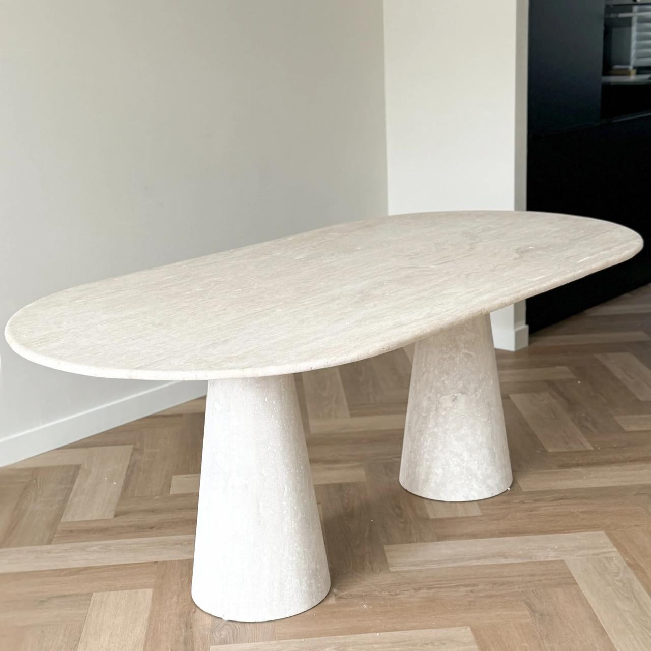 Table à manger ovale Travertin pied cône
